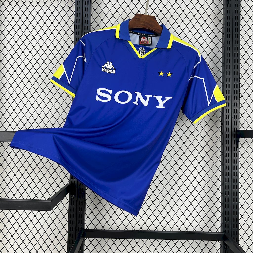 Retro Juventus 1996/97 Away Jersey